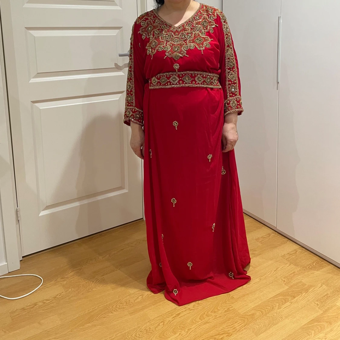 Röd långklänning med guldiga broderier /Marokansk klänning