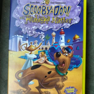 Scooby-doo och arabiska nätter - En väldigt bra och nostalgisk film! Har givetvis kollat på hela skivan så jag vet att den funkar felfritt!  Finns på språk: Svenska & Engelska Finns text på: Svenska, Engelska, Norska, Finska, Polska, Kroatiska, Slovenska och Tjeckiska. Finns för hörselskadade: Engelska. Vid frågor är det bara att skriva!☺️Säljer flera scooby-doo filmer men även lite barbiefilmer, Samfraktar såklart vid köp av flera!☺️