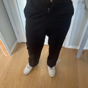 Svarta kostymbyxor - Från ASOS storlek W30L30. Helt nya endast testade. Dom är för små därför går dom inte på helt !
