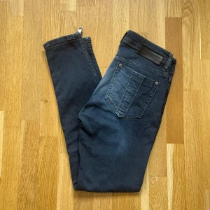 Dam Burberry Brit Burrington Skinny Leg Mörkblå Jeans - Butberry jeans i modellen Brit Burrington Skinny Leg och färgen Mörkblå till Dam. Storlek: 28, Midja: 38 cm Ytterben: 97 cm Benöppning: 13.5 cm Material: 98% Cotton, 2% Elastane.