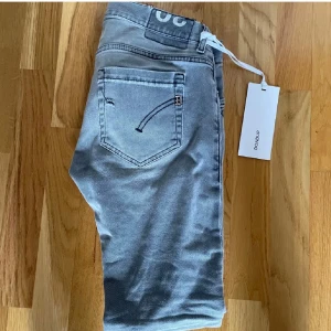 Dondup Georg  - Snygga grå skinny jeans från dondup. I bra skick och mycket kvar att ge. Vid frågor bara höra av sig.