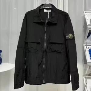 Stone Island overshirt - Säljer en svart Stone Island jacka i storlek M. Jackan är i nyskick, endast provad – inga defekter, fläckar eller tecken på användning. Klassisk modell med logotypen på vänstra ärmen, två bröstfickor och stilren dragkedja framtill.  Vid funderingar eller fler bilder finns jag alltid i DM, priset kan diskuteras vid snabbaffär!