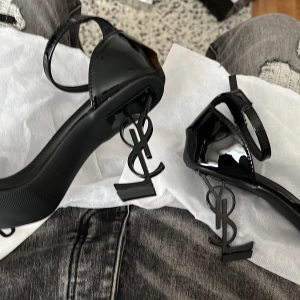 Svarta YSL klackar med  - YSL klacksr använda typ 3-5 gånger men jätte bra skick, vet inget om dem så fråga inte ahhahah
