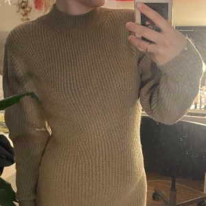 Beige/brun stickad klänning  - Stickad klänning från Nelly. Aldrig använd. Storlek S.