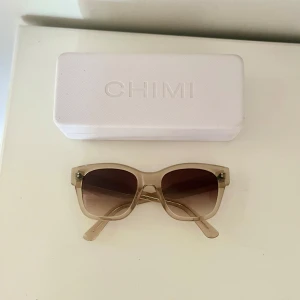 Chimi 07 - Snygga Chimi solglasögon perfekta för sommaren☀️ modellen 07 med färgen ecru😎Ramen är lite lös, men detta går att fixa gratis om du tar med dem till en Chimi butik⚒️Nypris 1400kr