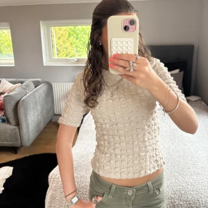 Beige ribbad topp från Lindex XS - Säljer en beige ribbad topp från Lindex i storlek XS. Säljer tröjan då den inte kommit till användning!☺️