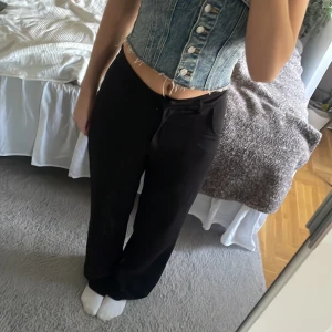 Kostymbyxor  - Fina höga kostymbyxor som är lätta att styla. Passar fint till vad som helst