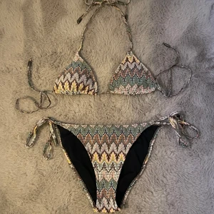 Missoni liknande bikini - Missoni liknande bikini som knappt har använts. Överdel i storlek S och underdel i storlek M. Säljer för 