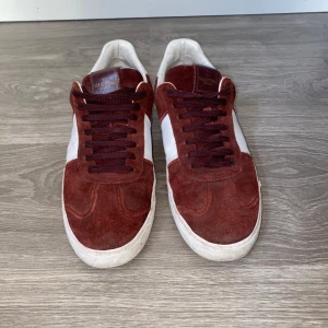 Valentino Flycrew Vinröda - Hej! Säljer ett par Valentino Flycrews i färgen Vinröd 🔥🔥 Endast skor följer med vid köp 🤩🤩Alla nitar är kvar ✅✅ || Skick : Okej (Använda) || Storlek : EU43 (Sitter lite större) || Har du några frågor är det bara att höra av sig ⭐️⭐️