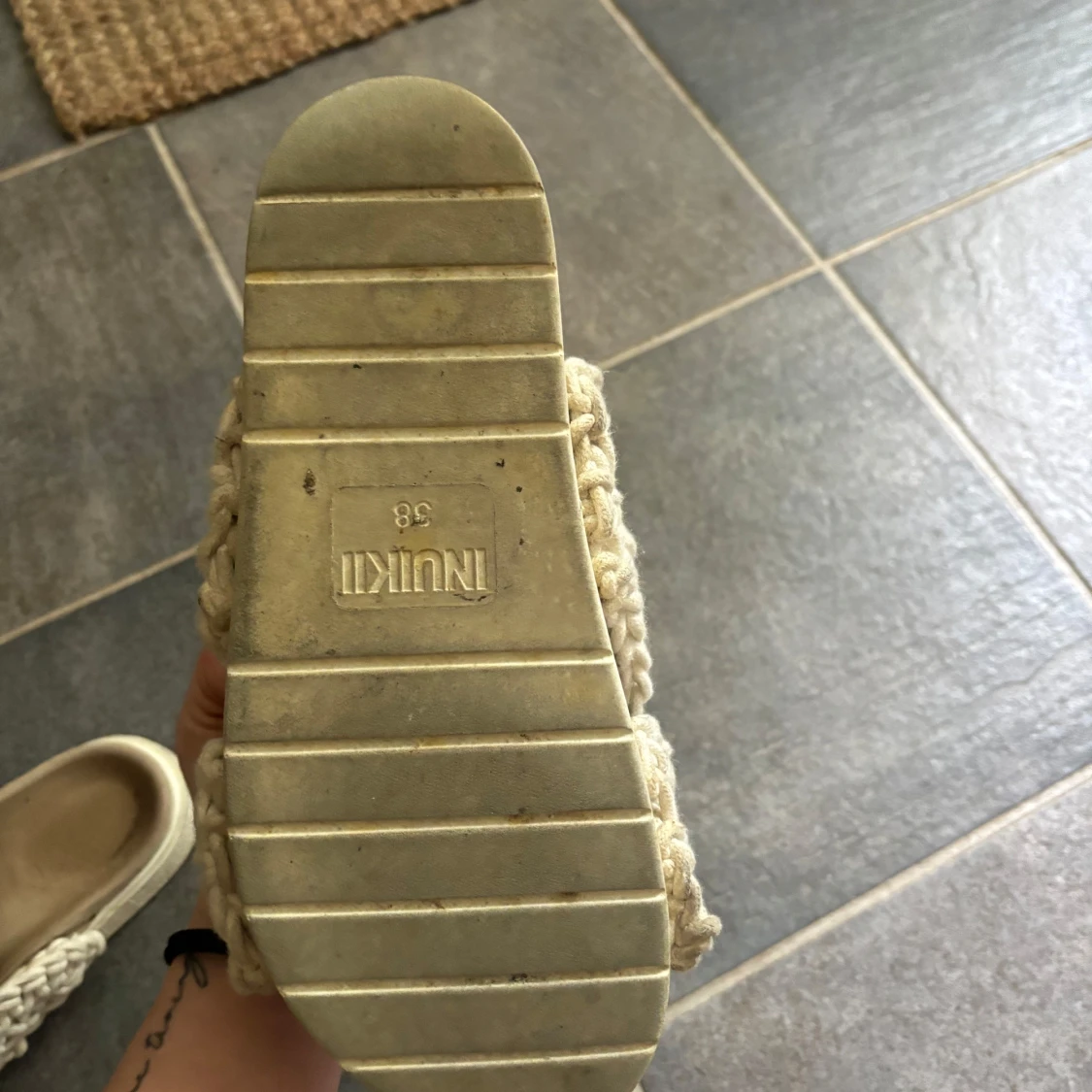 Beige virkade sandaler med stenar - 4