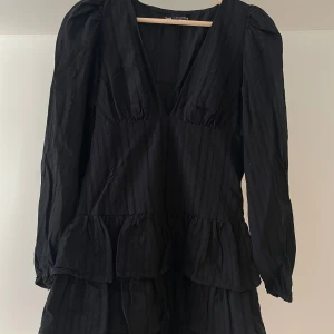 Zara klänning - Säljer den här jättefina klänningen från Zara. Knappt använd. Storlek S. Säljer även en blommig variant också från Zara storlek M men det är i en separat annons! Sänker inte mina priser!