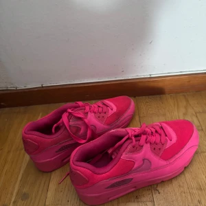 Rosa sneakers  - Ett par rosa sneakers i stl 38 säljs för 150 kr.