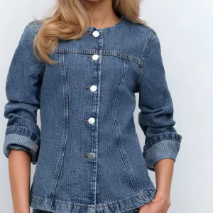 Gina tricot jeans jacka - Helt ny. Passar perfekt för alla outfits och är sååå fin säljer den pågrund av fel storlek