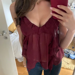 Volangtopp - Skitfin vinröd volangtopp från BikBok!! De säljer den inte längre❤️ storlek M men passar på mig som kan vara en xs/s i tröjor också!