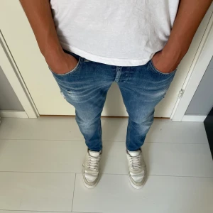 Dondup jeans george - Tja! Säljer nu dessa feta dondups jeansen! Jeansen är i fint skick med orginal slitningar och en fin tvätt på jeansen! Nypris på jeansen är cirka 4000kr, Vid bilder eller frågor skriv privat!modellen är 178