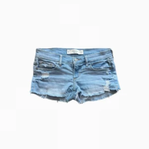 Jeansshorts  - Så sjukt snygga lowaist jeansshorts! Midjemått: 37cm, Gylf: 17cm <3 Finns inga bilder på tyvärr 🪽