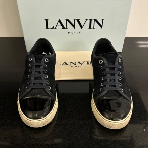 Lanvin Skor - Feta Lanvin skor i blå | UK 6 som motsvarar ca 40-41 | Dem är i ett bra skick med vissa tecken av användning | Lanvin-box följer med | Tveka inte att kontakta oss vid minsta fundering!