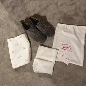 Christian loubotini skor - Christian loubotini skor | grå | tillkommer: enbart skorna | medel/dåligt skick därav priset | skriv vid funderingar/frågor!