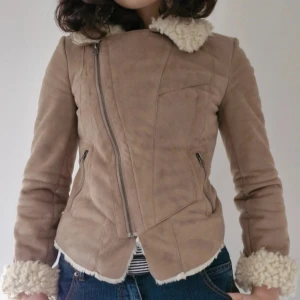 Vintage teddyjacka - Superfin vintagejacka från Miss Selfridge 🌿 Välbevarad, i mycket fint skick! Jackan har en fiffig asymetrisk dragkedja som gör att den kan bäras på många olika sätt! Även mysigt foder av fakepäls och två fickor framtill. Muddarna kan vikas in/ut! Sann till storlek (S)  Pris är självklart förhandlingsbart 😊