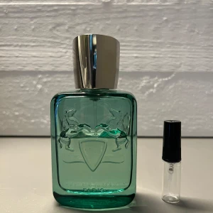 1ml doftprov/sample av Parfums de Marly Greenley  - Ett sample på 1 ml av Parfums de Marly Greenley. Det är en fräsch och träig unisexdoft som passar perfekt för våren och sommaren. Våra samples är helt nya och är gjorda av glas. Det är fritt fram att skriva till oss om ni har frågor.