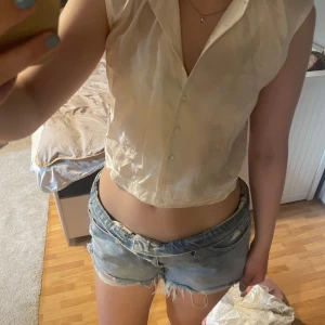 Sommartopp - Jättefin topp med detalj i nacken och öppen rygg💕 storlek m sitter mer som S/xs. Nästan helt oanvänd.
