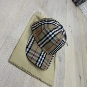 Burberry keps  - Burberry keps nytt skick