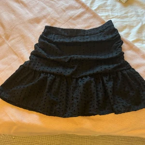 söt kjol! - söt svart kjol i storlek S/36! Det finns ingen stretch men en dragkedja på ena sidan! Köpt på Vinted men aldrig använt utan mig! Från shein, pris kan diskuteras!!