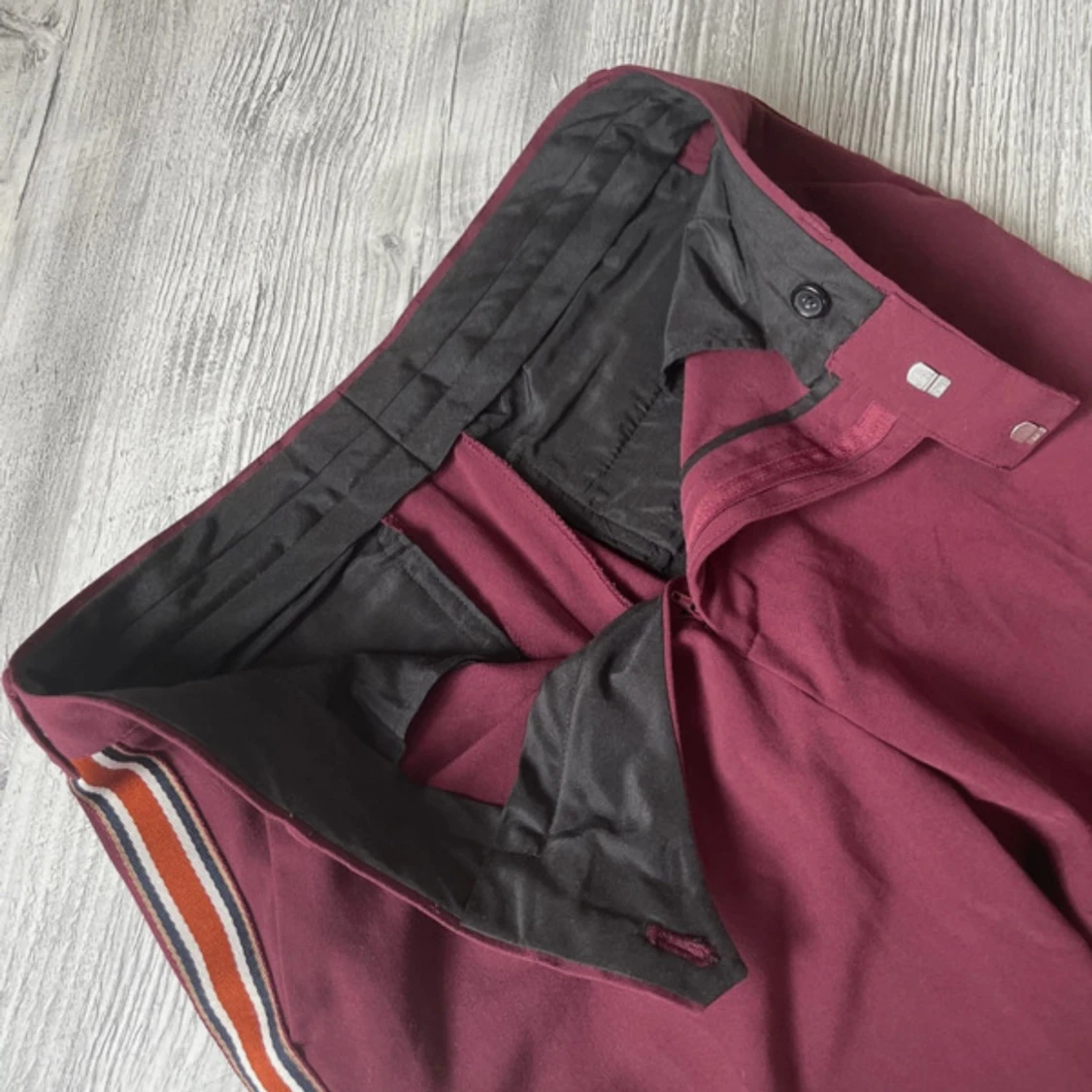 Vinröda byxor med revärer - 2