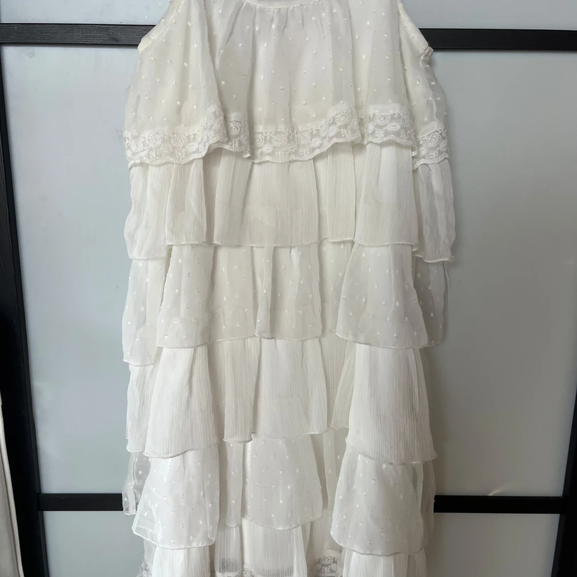 Vit volangklänning med spetsdetaljer