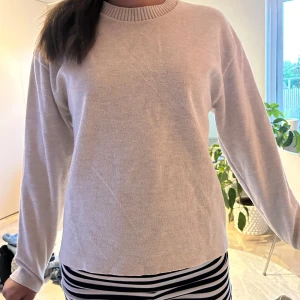 Beige tröja från Zara  - Säljer en beige tröja från Zara, säljer pågrund av att den är för liten💕