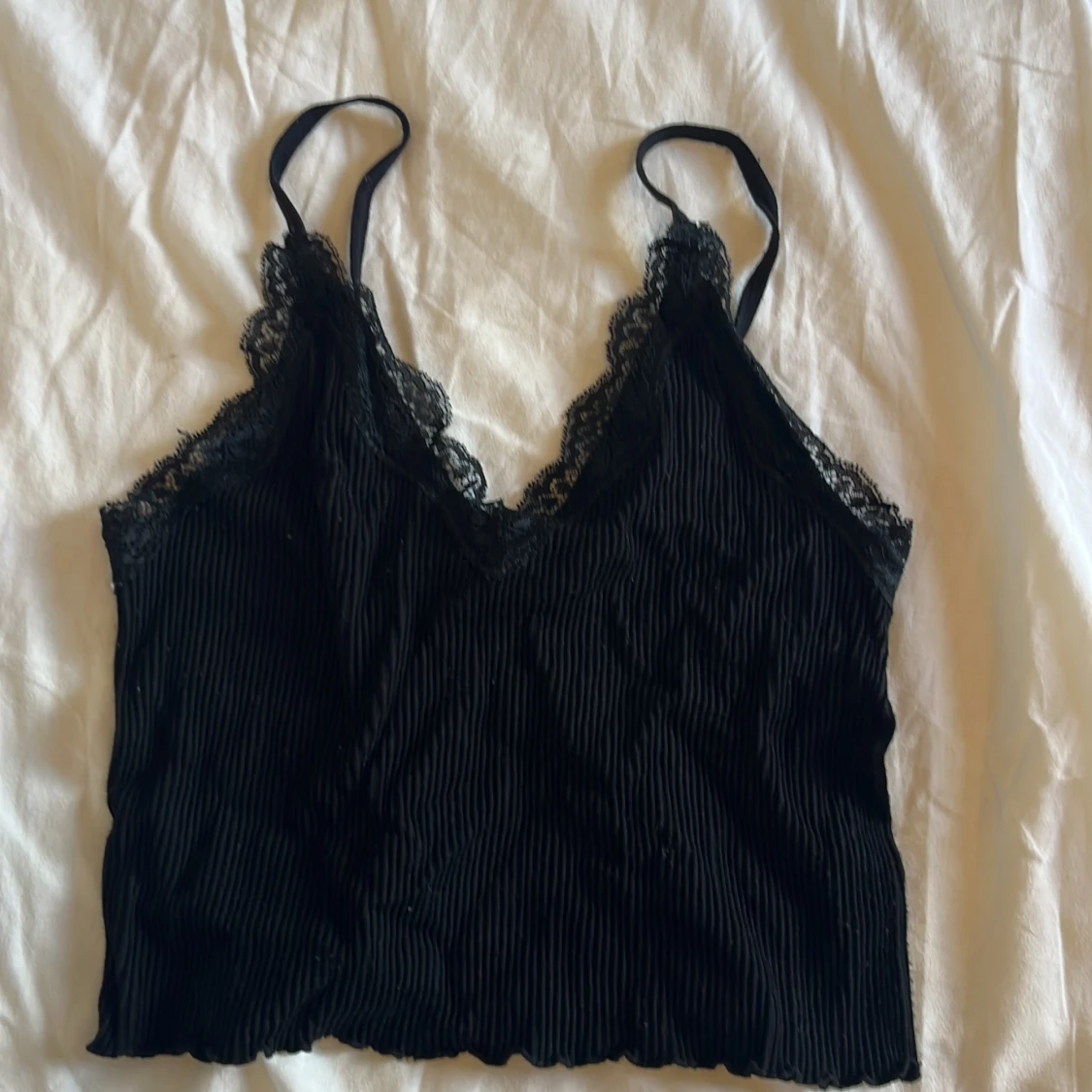 Svart ribbad linnetopp med spets