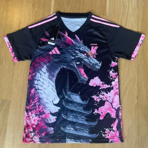 Japan ”Sakura Dragon” Fotbollströja - Japan ”Sakura Dragon” Fotbollströja i storlek M, Oanvänd med tags kvar