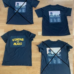 Hov1 merch (2025) - 4 st olika t-shirts med hov1 motiv. Helt oanvända och nya.                                                                                 150:- (tröja).                                                                                                                Dm för frågor 🥰🥰