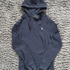 Mörkblå hoodie från Polo Ralph Lauren - 👕 Snygg mörkblå Polo Ralph Lauren hoodie! 🇺🇸  🎉Nyskick med prislappen på! ✨  📏Storleken: XS 📏  🤑Pris: 599 kr 💰