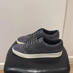Lanvin skor - Lanvin skor. Färg grå. Storlek Uk 9 passar 44.  Skick 8/10, inga defekter. Medföljer dustbag.