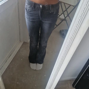 Mörkgrå bootcut jeans - Säljer ett par gråa bootcut lågmidjade jeans.