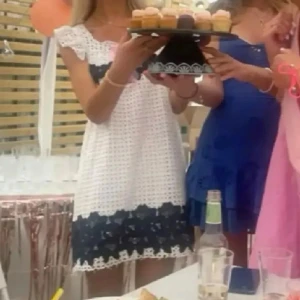 Vit och marinblå virkad kortklänning från Zara  - !!!INTRESSEKOLL!!! Superfin kortklänning i virkad stil med vita och marinblå detaljer. Klänningen har offshoulder-ärmar och ett blommigt hålmönster som ger en somrig vibe. Perfekt för dig som gillar en söt och trendig look med lite boho-känsla.