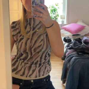 Zebramönstrad ärmlös topp - Säljer en snygg ärmlös topp med zebramönster i beige, svart och grå toner❤️‍🔥❤️‍🔥