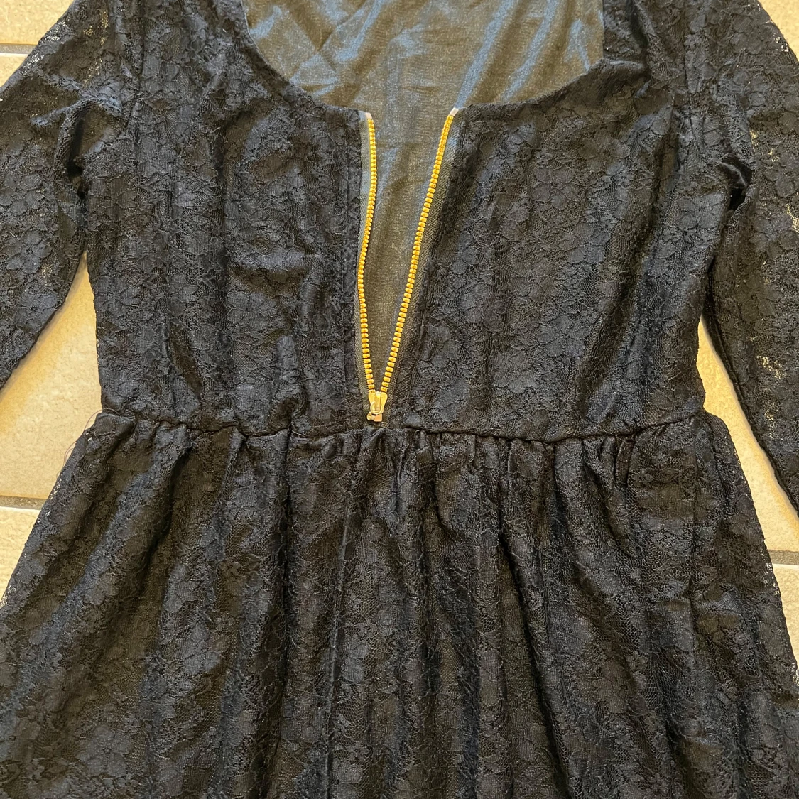 Svart spetsklänning med dragkedja storlek S/M - 1