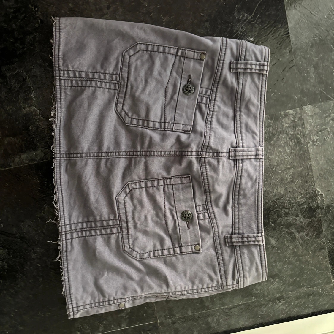 Grå jeanskjol med rå kant - 1