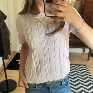 Ljusrosa stickad tröja Gina Tricot - Supersöt ljusrosa stickad tröja från Gina Tricot med korta ärmar och klassiskt kabelstickat mönster. Använd fåtal gånger men skulle säga att skicket är mycket bra! Pris kan diskuteras men säljer för 170kr!