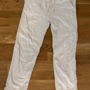Vita linnebyxor från Only & Sons - Säljer ett par vita linnebyxor från Only & Sons med avslappnad loose fit och dragsko i midjan. Byxorna har en skön och luftig känsla, perfekta för varma dagar.