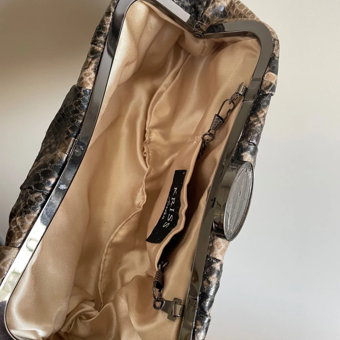 Kuvertväska i ormmönstrat  - 2