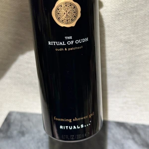 Ny! Rituals The Ritual of Oudh duschgel - Lyxig foaming shower gel från Rituals i serien The Ritual of Oudh med doft av oudh och patchouli. Svart och guld designad flaska på 200 ml. Ger ett rikt lödder och en exklusiv känsla i duschen. Full size.