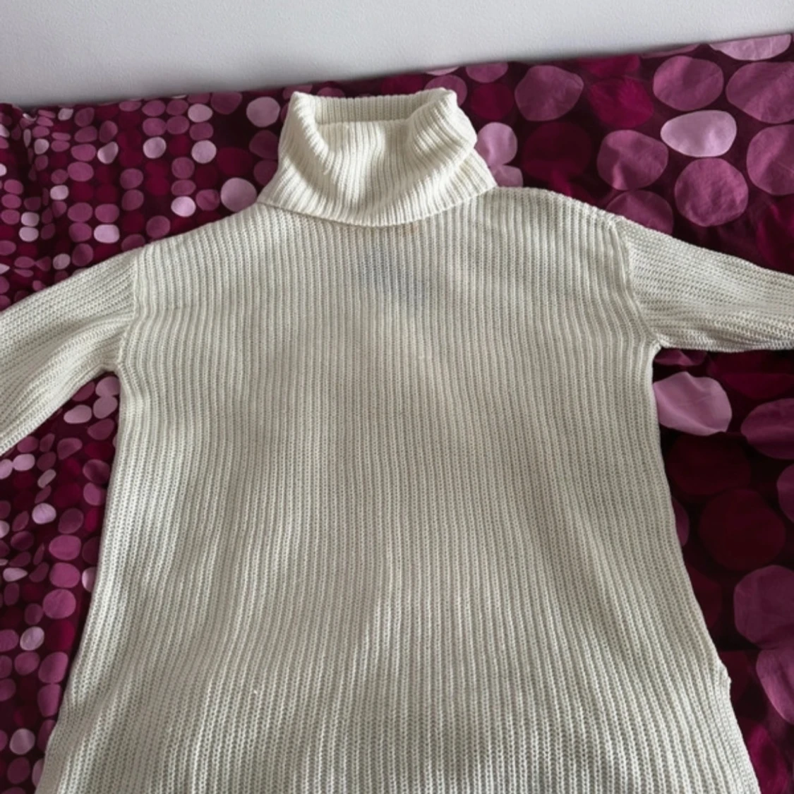 Vit stickad polotröja med ribbad struktur