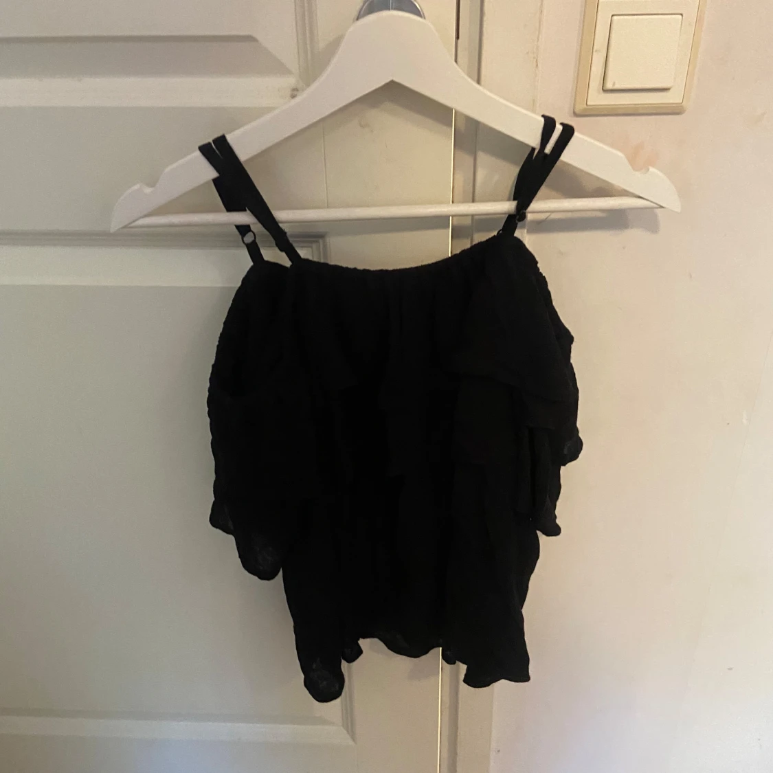 Svart volangig blus med axelband - 1