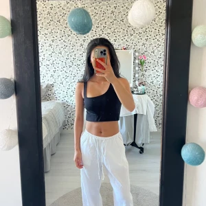 Svart one shoulder croppad topp - Säljer en svart croppad topp med one shoulder-design och breda axelband. Snygg och enkel modell som sitter tight. Materialet känns stretchigt och bekvämt. Vid intresse eller frågor, skriv privat💕 