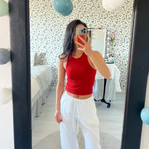 Röd ribbad topp från Bik Bok - Säljer en snygg röd ribbad linnetopp från Bik Bok. Toppen är croppad och ärmlös med hög halsringning och tight passform. Materialet är mjukt och stretchigt för extra komfort. Vid intresse eller frågor, skriv privat💕 