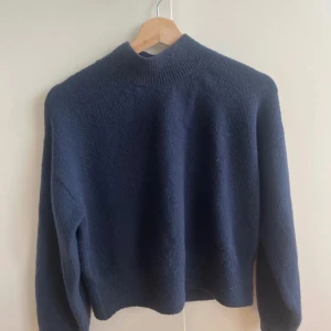 stickad tröja - säljer den här jätte fina stickade halv polo tröjan som endast är använd nån fåtal gång, bilden är ifrån tjejen som jag köpte den av😊