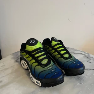 Nike Air Max Plus (TN) – Sällsynt färg – Mycket fint skick – 530 kr - Säljer ett par Nike Air Max Plus (Tuned 1 / TN) i en ovanlig färgkombination (grön/svart/blå). Den här färgvarianten är svår att hitta och säljs inte längre i butik.  Skorna är varsamt använda och i mycket fint skick – både ovandel och sula är i riktigt bra form.  🛍️ Nypris: 2 000–2 500 kr 💥 Mitt pris: 530 kr  📦 Jag postar skorna så fort det bara går efter avslutad affär!